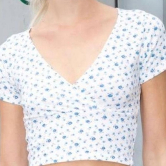 NWOT Brandy Melville John Galt Flowered Knit Cropped Top - Picture 7 of 8